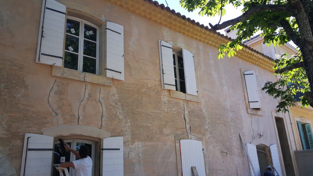 Avant rénovation : Façade abîmée par le temps, présentant des fissures profondes, un enduit usé. Une intervention était nécessaire pour stopper la dégradation et redonner du cachet à l’habitation.
