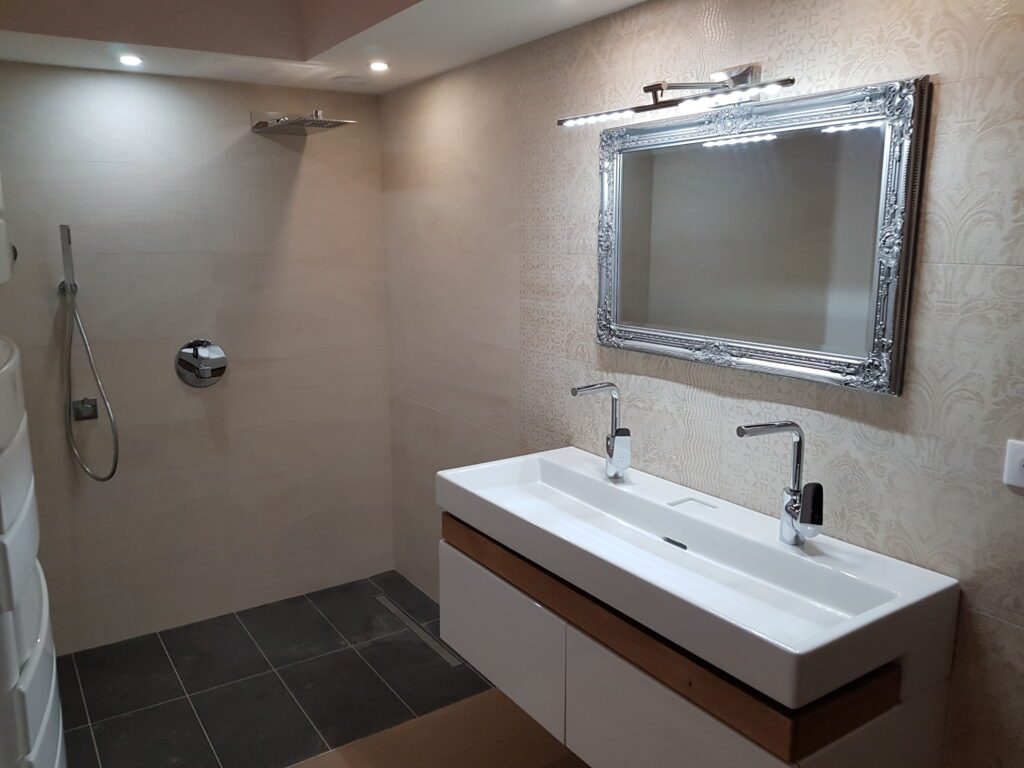 Salle de bain après une rénovation Entreprise de maçonnerie PELLEGRINI